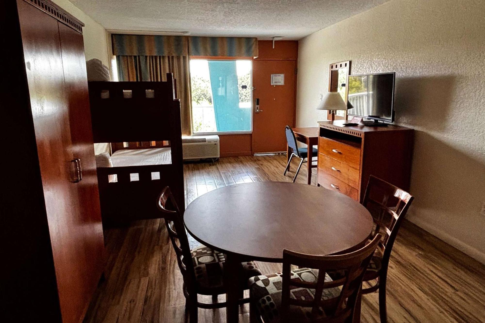 Ramada By Wyndham Flamingo Water Park Hotel Kissimmee Exterior photo